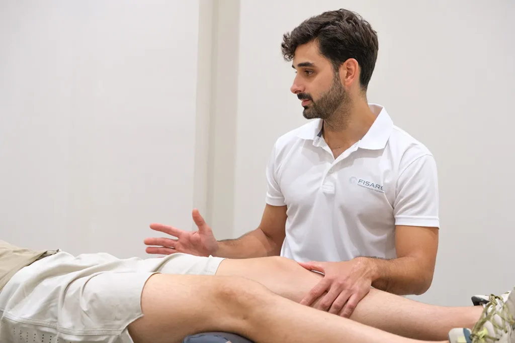Fisioterapeuta explicando el plan de rehabilitación a un paciente