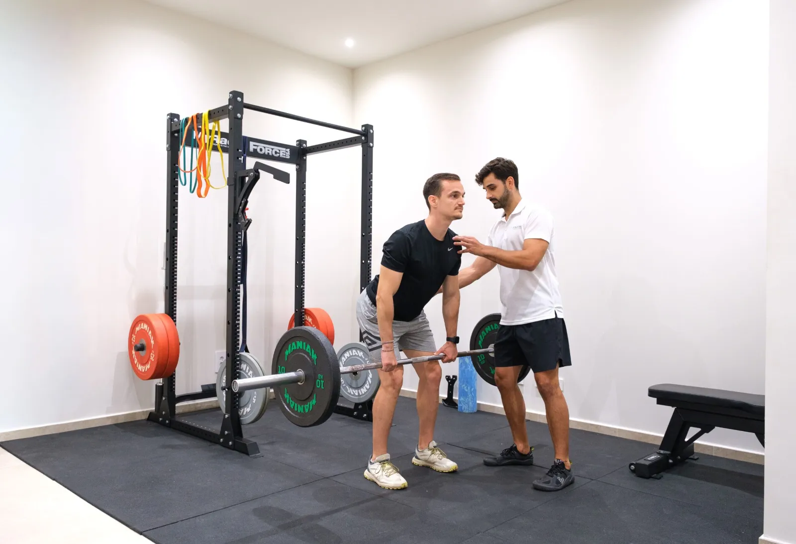 Zona de readaptación deportiva de Clínica Fisare con material de fuerza