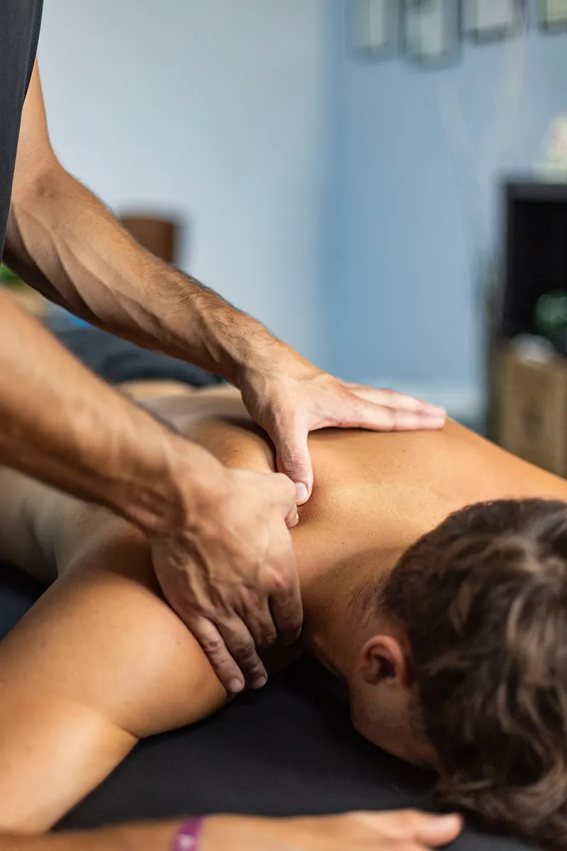 Terapia manual sobre la espalda de un paciente en Clínica Fisare, Manacor